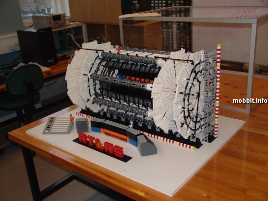 копия Большого адронного коллайдера из LEGO